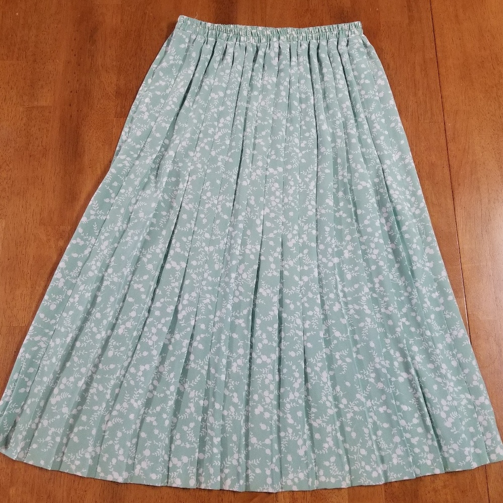 Leslie Fay Mint Green Pleated Flowy Skirt